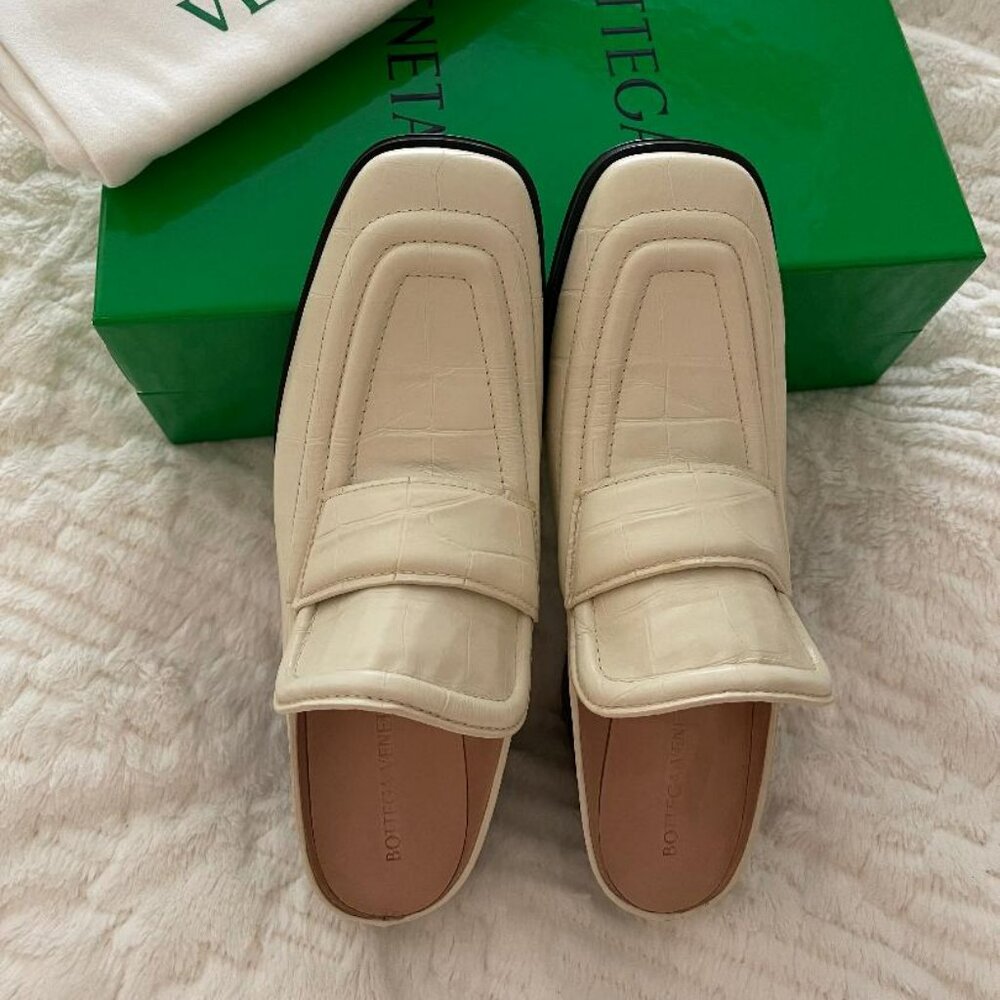 Brand New BOTTEGA VENETA sea salt white crocodile embossed leather mules